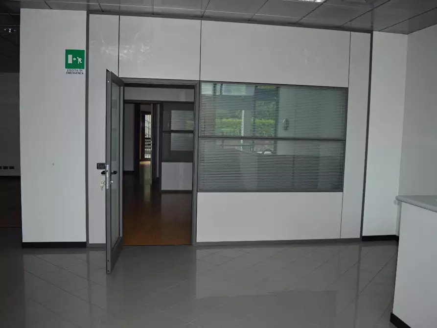 Immagine 3 di Negozio in vendita  a Fino Mornasco