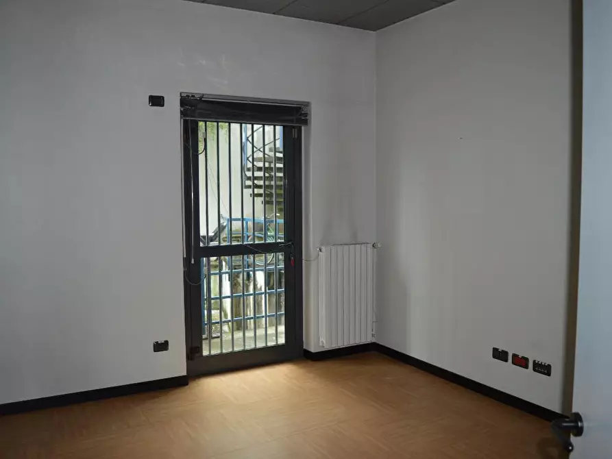 Immagine 4 di Negozio in vendita  a Fino Mornasco