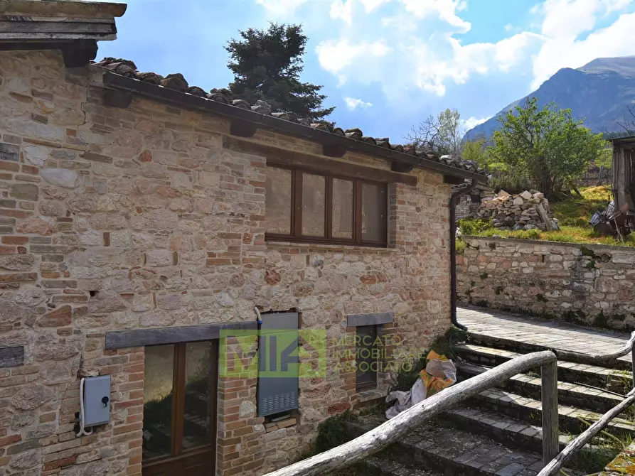 Immagine 5 di Casa indipendente in vendita  in Lo. Capovalle a Amandola