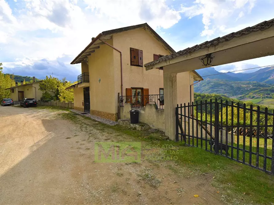 Immagine 1 di Villa in vendita  in Loc. Montazzolino a Montefortino