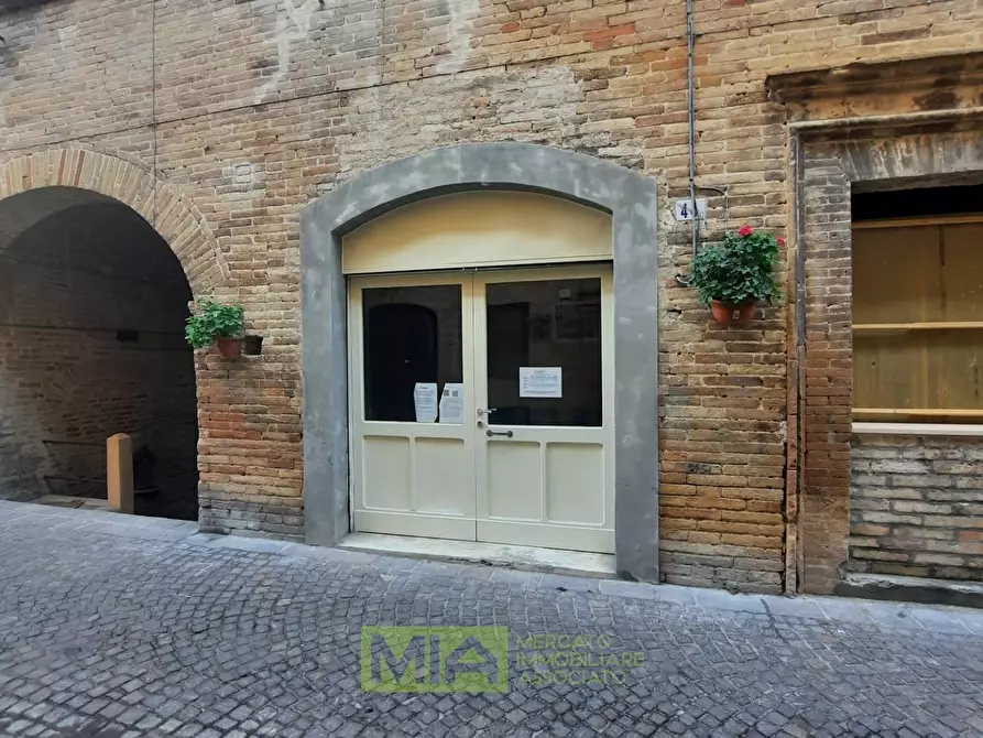 Immagine 1 di Locale commerciale in affitto  in via Roma a Carassai