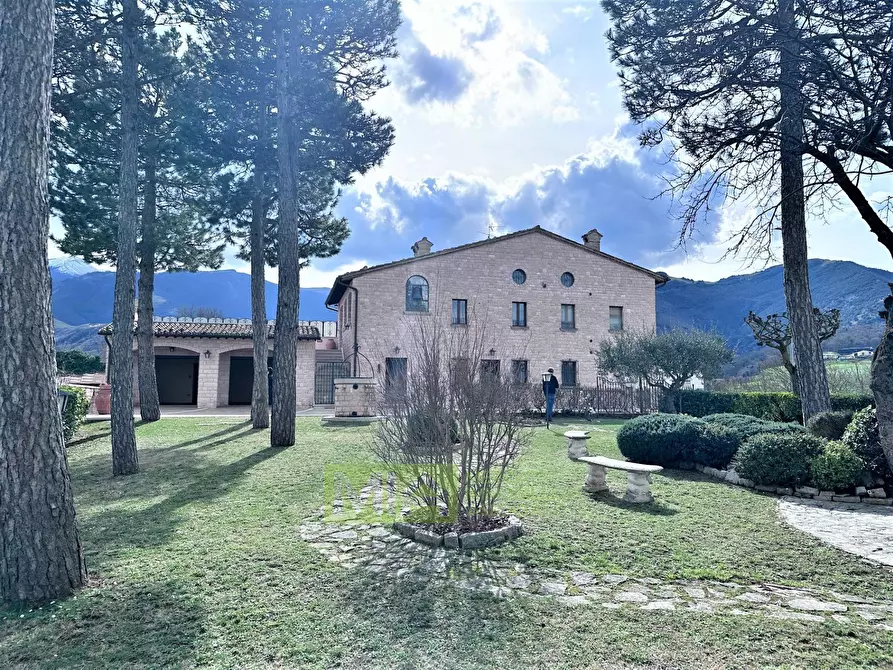 Immagine 1 di Villa in vendita  in serra a Cagli