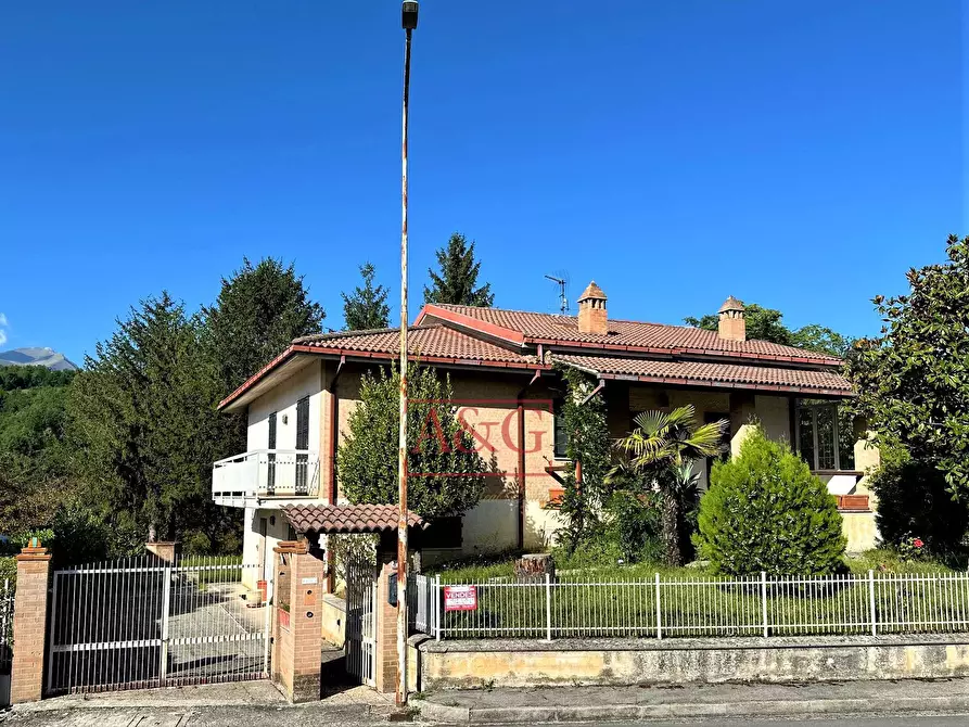 Immagine 1 di Villa in vendita  in Località Villa Rustici a Amandola