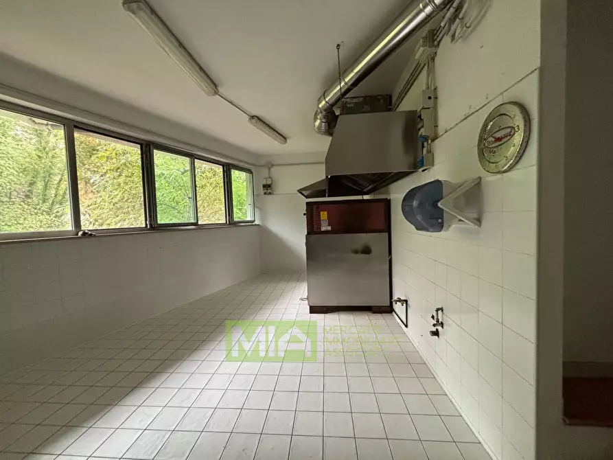 Immagine 20 di Locale commerciale in affitto  in Via Campo Sportivo a Comunanza