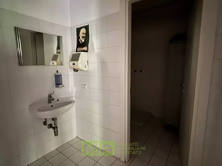 Immagine 24 di Locale commerciale in affitto  in Via Campo Sportivo a Comunanza