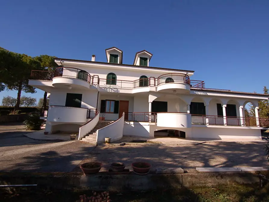 Immagine 1 di Villa in vendita  in CONTRADA BORE DI TENNA a Fermo