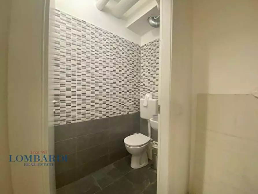 Immagine 16 di Negozio in affitto  in Viale Bligny a Milano