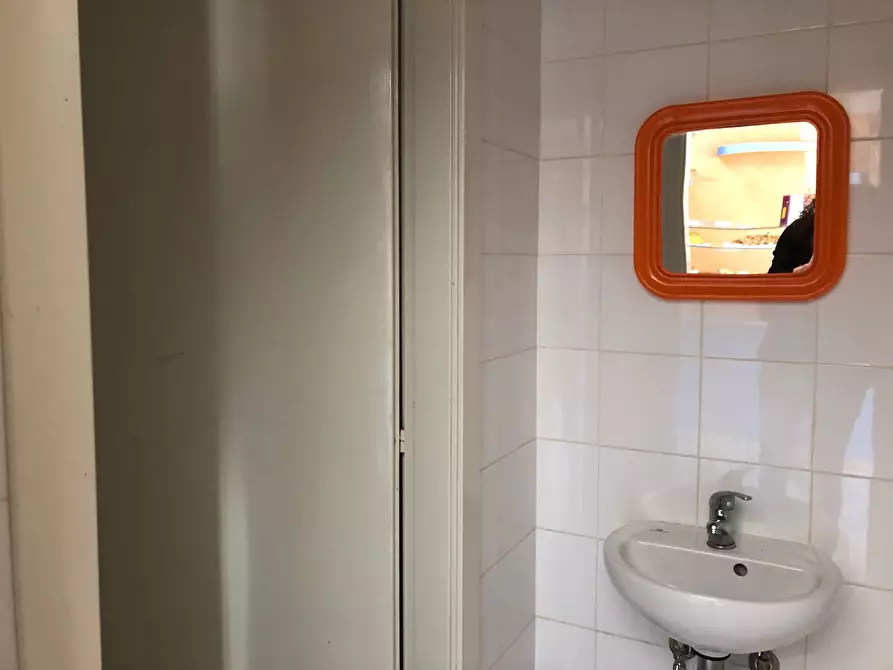 Immagine 4 di Laboratorio in vendita  in via Giacomo Leopardi a Montemarciano