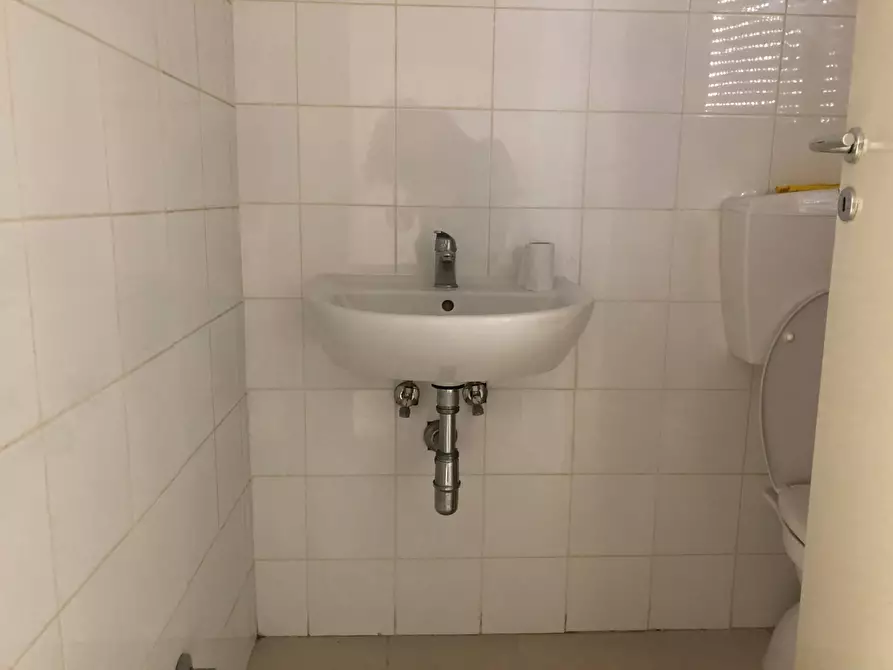 Immagine 5 di Laboratorio in vendita  in via Giacomo Leopardi a Montemarciano