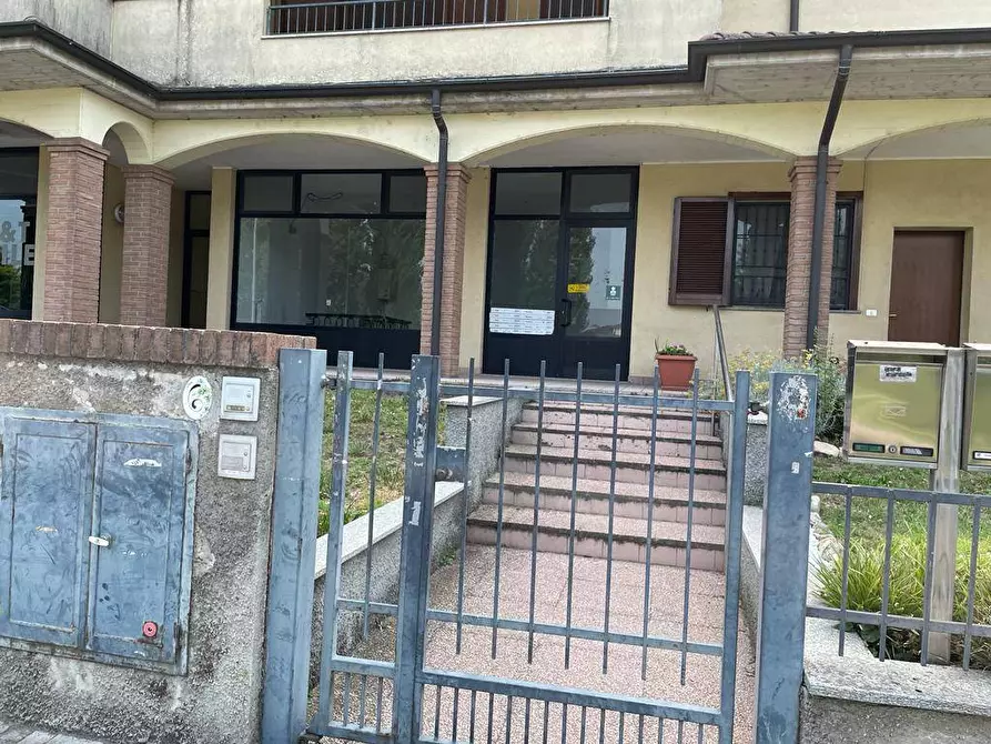 Immagine 11 di Locale commerciale in affitto  in via Europa a Salerano Sul Lambro