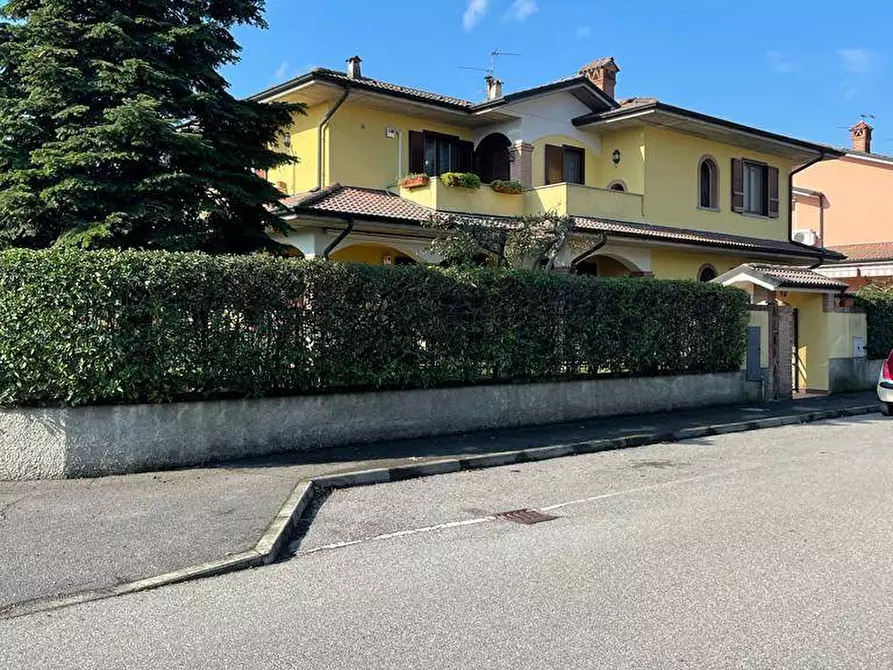 Immagine 1 di Villa in vendita  in via Gabriele D?annunzio a Salerano Sul Lambro