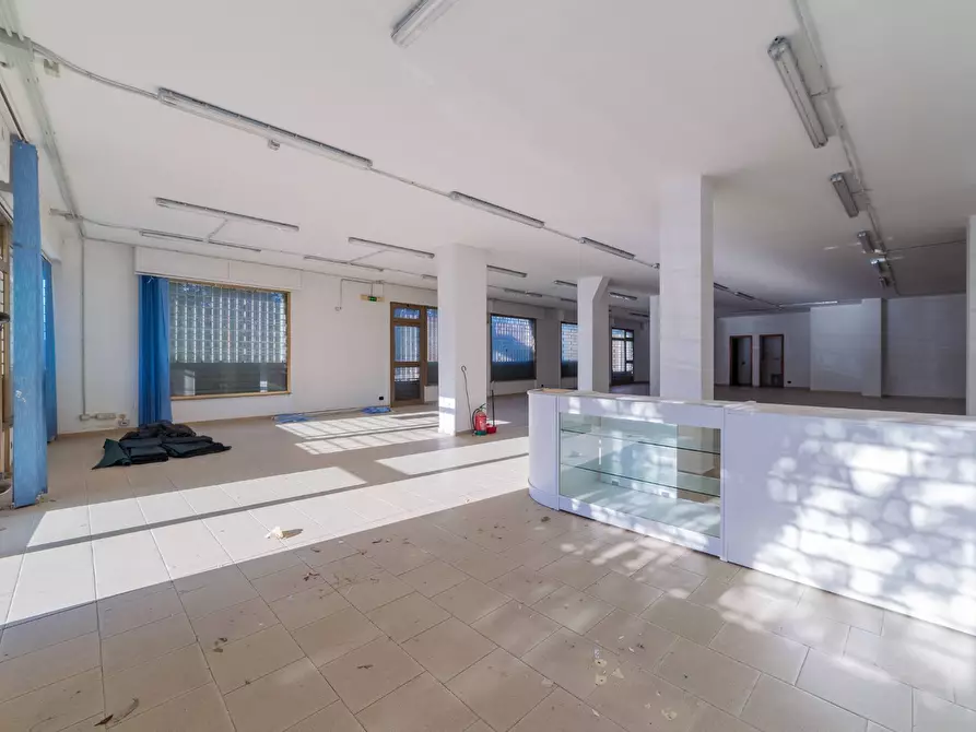 Immagine 4 di Locale commerciale in affitto  in PIAZZA GIOVINE a Vasto