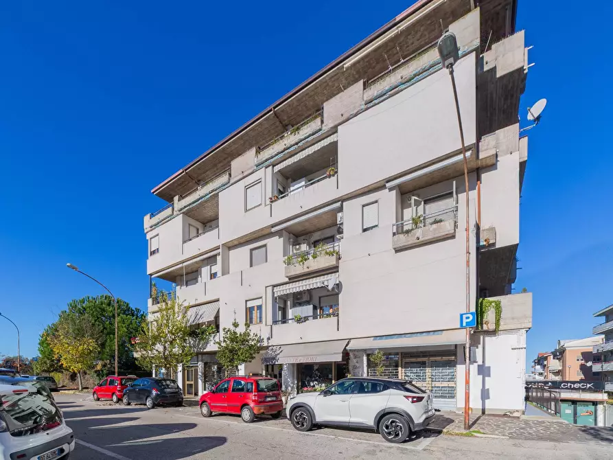 Immagine 2 di Locale commerciale in affitto  in PIAZZA GIOVINE a Vasto