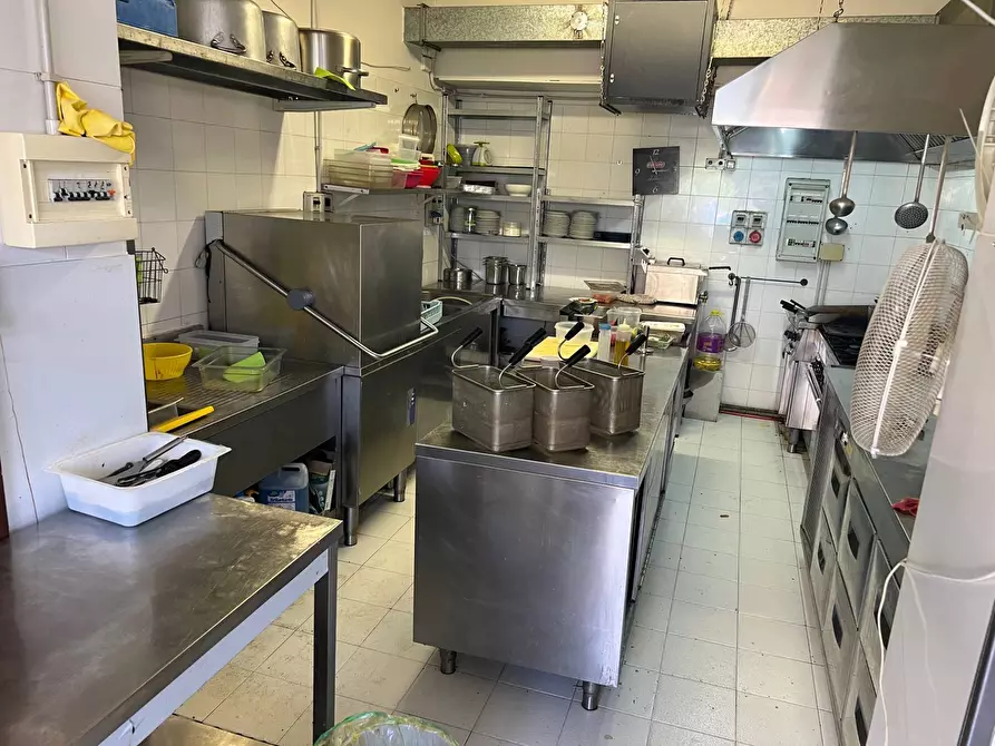 Immagine 5 di Locale commerciale in vendita  a Villafranca Di Verona