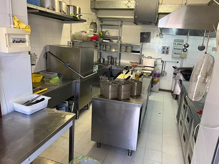 Immagine 6 di Locale commerciale in vendita  a Villafranca Di Verona