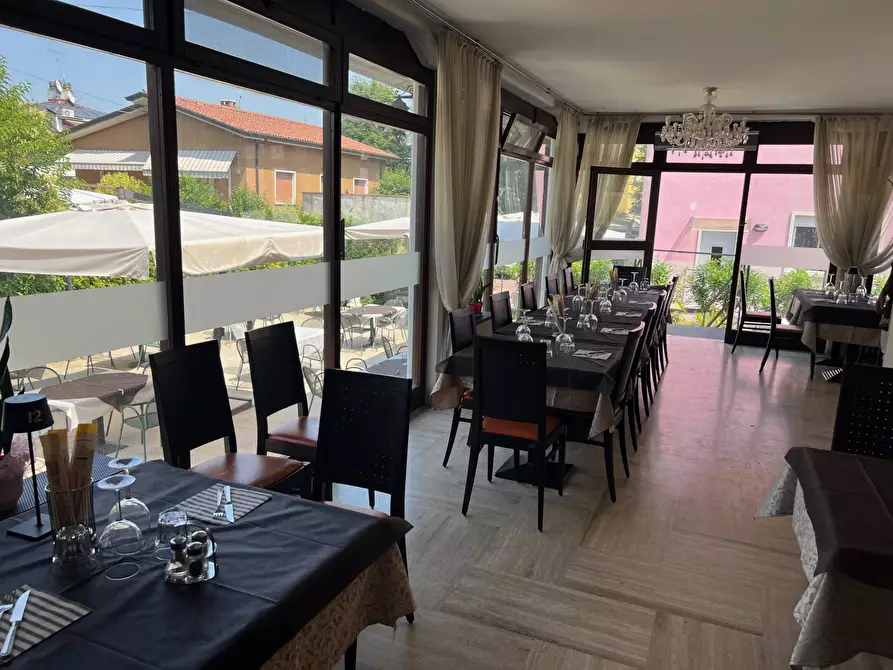 Immagine 8 di Locale commerciale in vendita  a Villafranca Di Verona