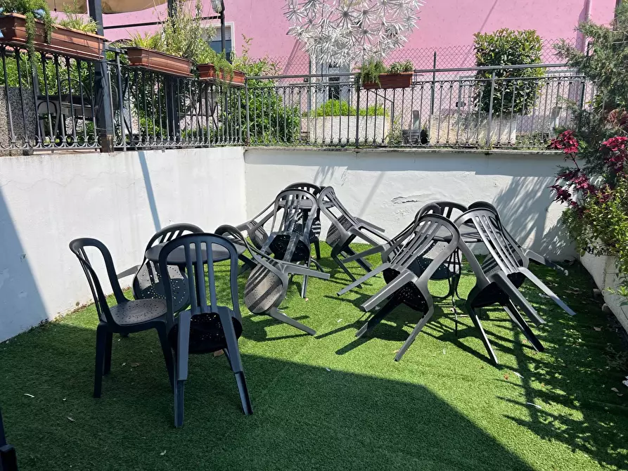 Immagine 11 di Locale commerciale in vendita  a Villafranca Di Verona