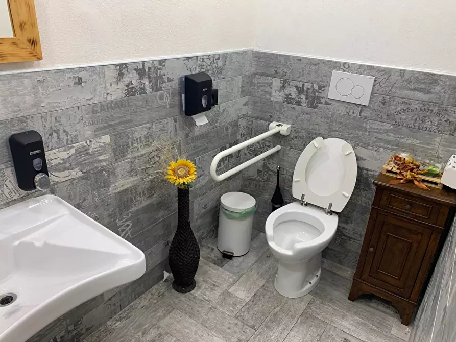 Immagine 7 di Locale commerciale in vendita  in via Quarto Ponte a Verona