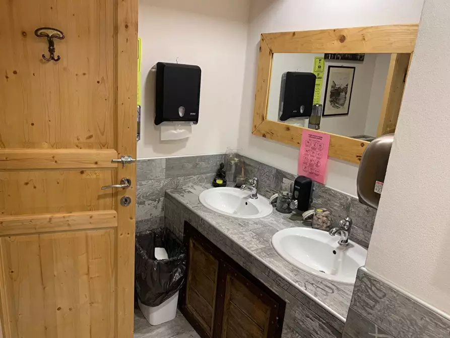 Immagine 11 di Locale commerciale in vendita  in via Quarto Ponte a Verona