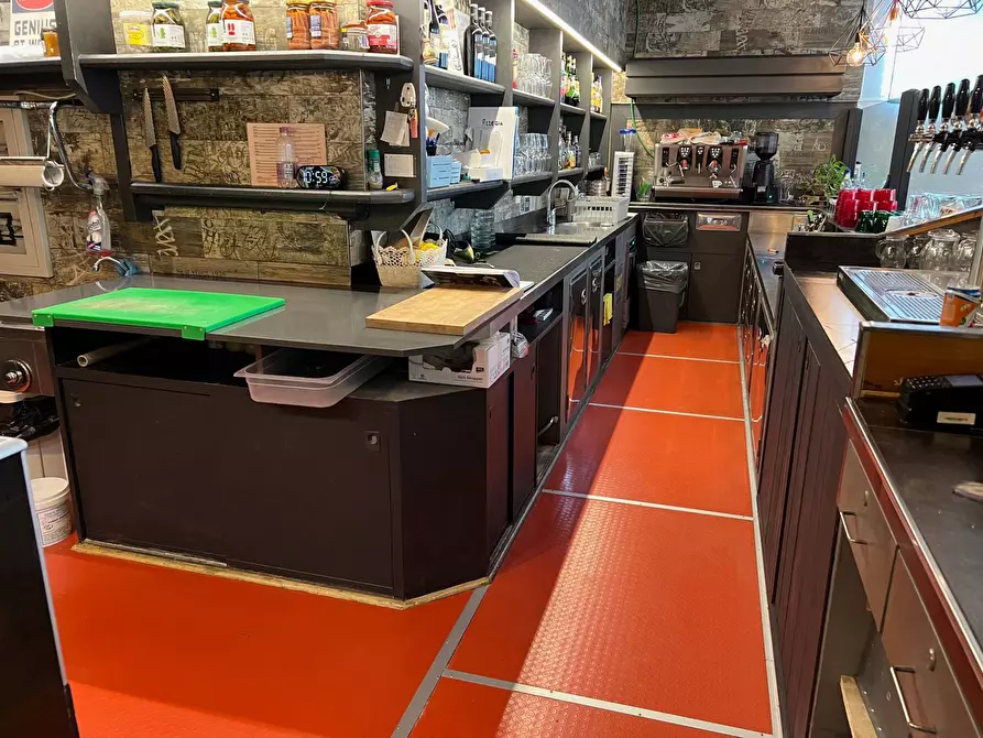 Immagine 1 di Locale commerciale in vendita  in via Quarto Ponte a Verona