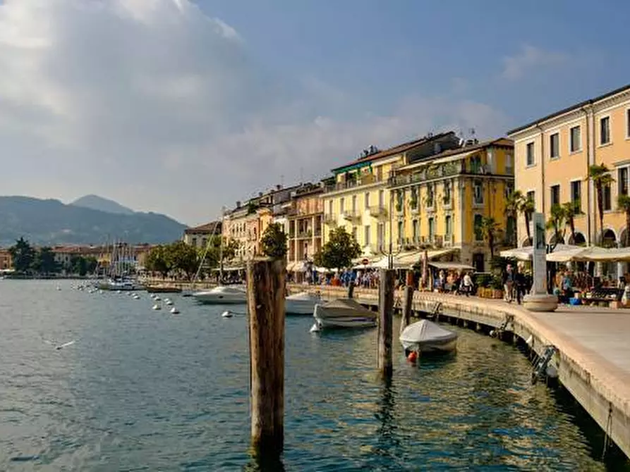 Immagine 2 di Locale commerciale in vendita  in via roma a Salò