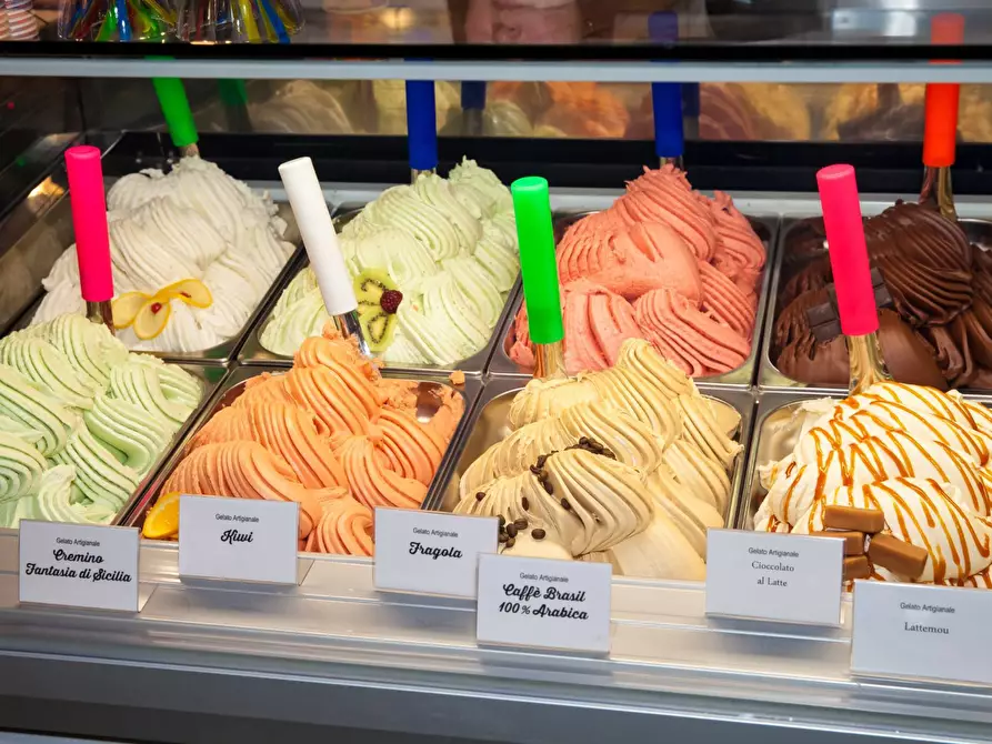 Immagine 3 di Locale commerciale in vendita  in via roma a Salò