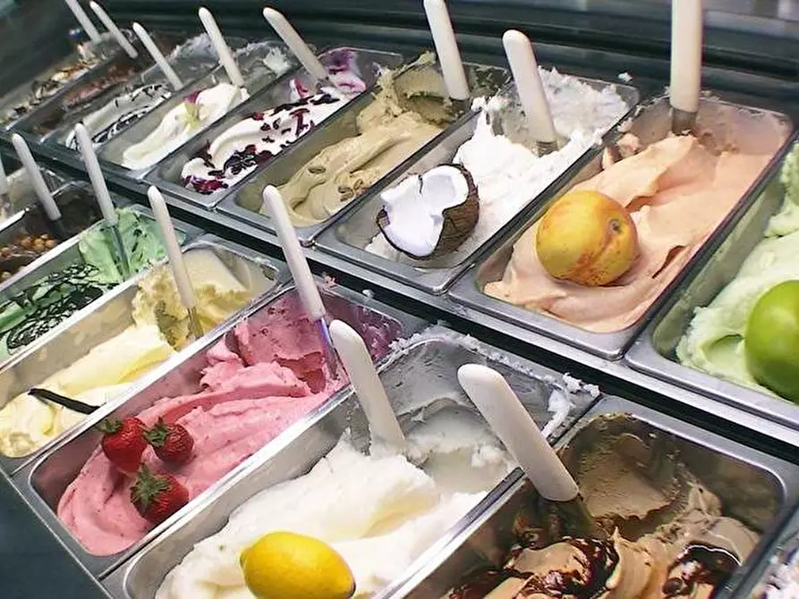 Immagine 6 di Locale commerciale in vendita  in via roma a Salò