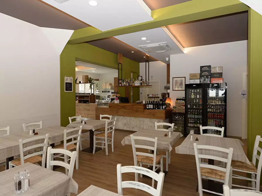 Immagine 2 di Locale commerciale in affitto  in via roma a Mantova