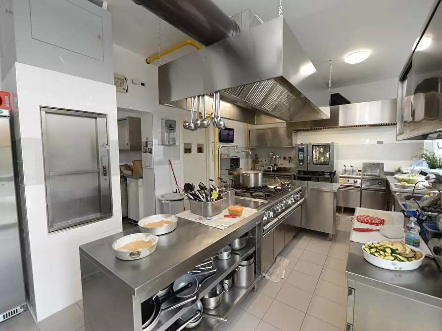 Immagine 5 di Locale commerciale in affitto  in via roma a Mantova