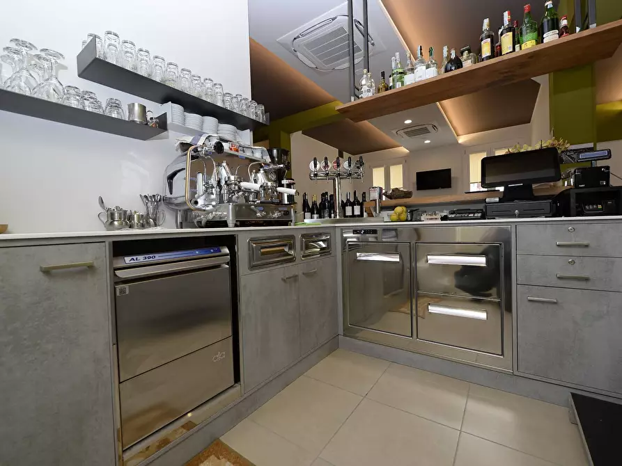 Immagine 9 di Locale commerciale in affitto  in via roma a Mantova