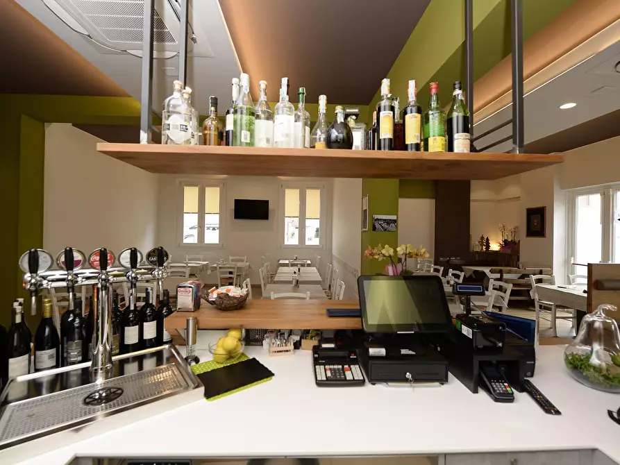 Immagine 10 di Locale commerciale in affitto  in via roma a Mantova