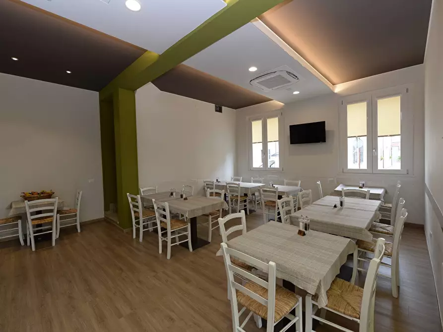 Immagine 12 di Locale commerciale in affitto  in via roma a Mantova