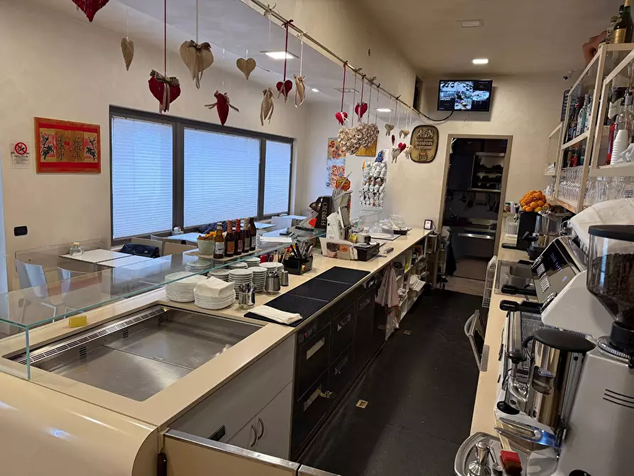 Immagine 2 di Locale commerciale in vendita  a Verona