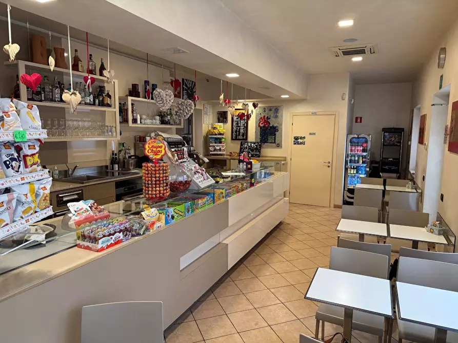 Immagine 5 di Locale commerciale in vendita  a Verona
