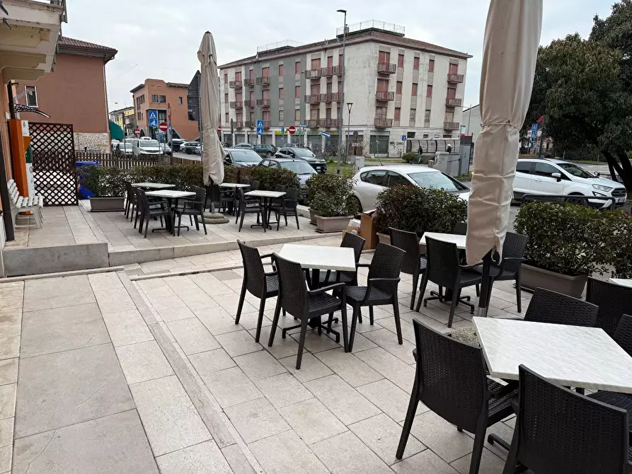 Immagine 11 di Locale commerciale in vendita  a Verona
