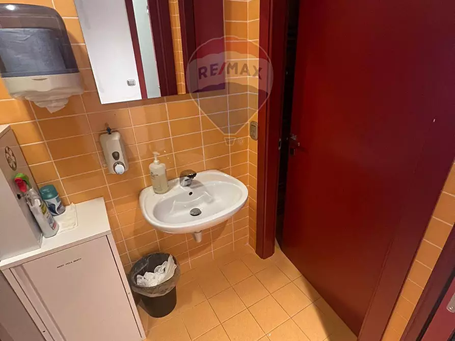 Immagine 23 di Negozio in affitto  a Varese