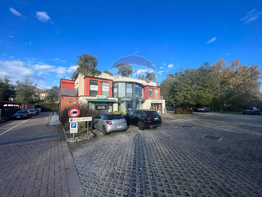 Immagine 27 di Negozio in affitto  a Varese