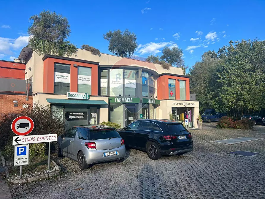 Immagine 28 di Negozio in affitto  a Varese