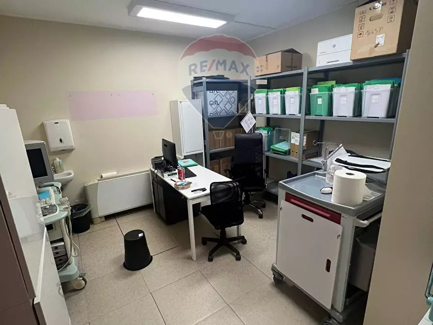 Immagine 21 di Negozio in affitto  a Varese