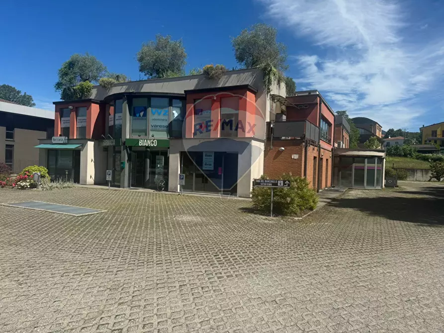 Immagine 26 di Negozio in affitto  a Varese