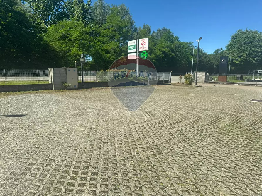 Immagine 22 di Negozio in affitto  a Varese