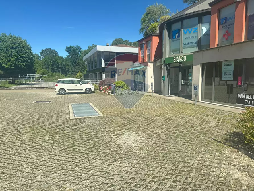 Immagine 24 di Negozio in affitto  a Varese