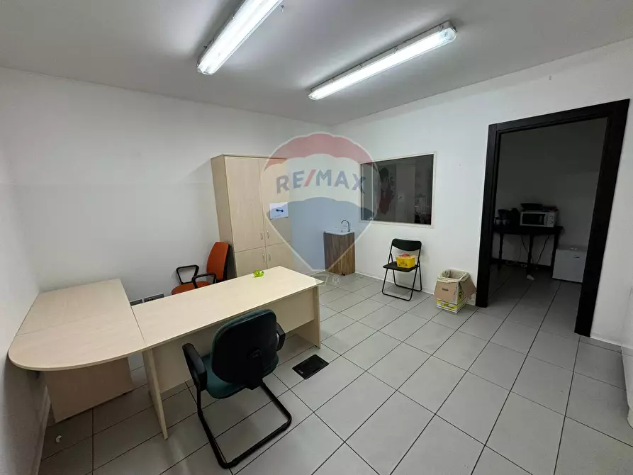 Immagine 21 di Negozio in affitto  a Varese