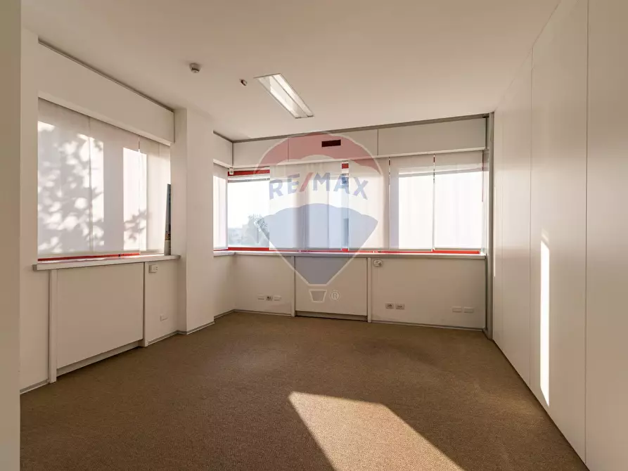 Immagine 21 di Ufficio in affitto  a Milano