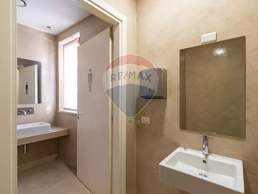 Immagine 22 di Ufficio in affitto  a Milano