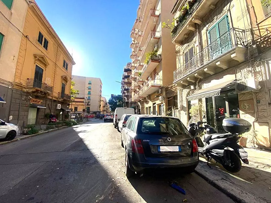 Immagine 10 di Locale commerciale in affitto  in Via Pindemonte a Palermo