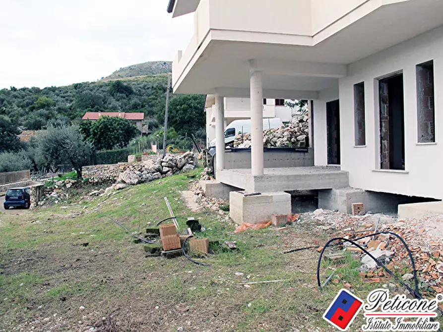 Immagine 4 di Villa in vendita  in Via Ripa a Fondi