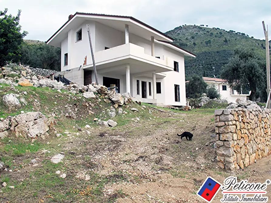 Immagine 1 di Villa in vendita  in Via Ripa a Fondi
