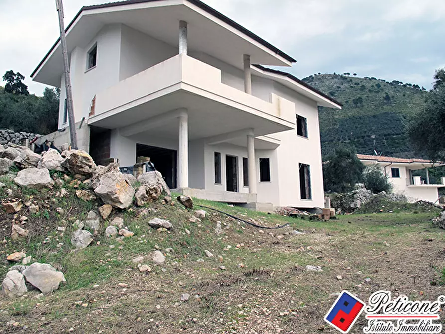 Immagine 3 di Villa in vendita  in Via Ripa a Fondi