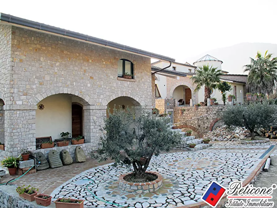 Immagine 11 di Villa in vendita  in Via XXIV Maggio a Lenola